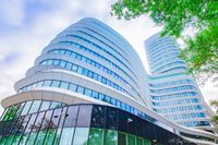 Het DUO-gebouw op de Kempkensberg in Groningen, met zijn systematische lijnen en hoogte van 92 meter, is een architectonisch icoon van de stad.