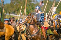 Ridder te paard tijdens de Slag om Grolle 2024, gekleed in historische wapenrusting, terwijl hij de strijd herbeleefd.