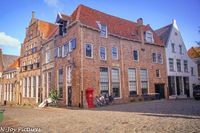 Ontdek de charme van Hanzestad Deventer: middeleeuwse straatjes, historische gebouwen en sfeervolle pleinen langs de IJssel. Een stad vol geschiedenis en gezelligheid!