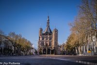 Ontdek de charme van Hanzestad Deventer: middeleeuwse straatjes, historische gebouwen en sfeervolle pleinen langs de IJssel. Een stad vol geschiedenis en gezelligheid!