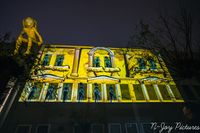 &quot;Betoverende lichtshow in Enschede: Kleurrijke lichten verlichten de nacht tijdens Enschede Lights Up evenement&quot;