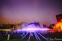 &quot;Betoverende lichtshow in Enschede: Kleurrijke lichten verlichten de nacht tijdens Enschede Lights Up evenement&quot;