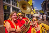 Evenementenfotograaf N-Joy Pictures legt dweilorkest De Pap(k)lepels vast tijdens de Dweilorkestendag in Groenlo met aanstekelijke muziek!