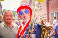 Muzikale grappenmaker van Dweilkapel De Klooiers vastgelegd door Evenementenfotograaf N-Joy Pictures, die plezier brengt in de Achterhoek.