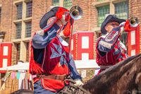 Evenementenfotograaf legt de ridderlijke opening van Hanzedag Doesburg 2023 vast met twee stadsboden te paard in Achterhoek.