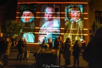 Portretten komen tot leven en pingpongen een muzikaal spel op de twee zijden van het Wilhelminaplein tijdens Glow Eindhoven 2023.