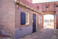 Verken de charme van Hanzestad Hasselt: historische panden, schilderachtige grachten en een vleugje nostalgie langs het water. Laat je inspireren!