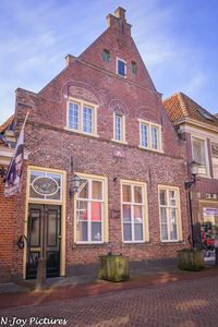 Verken de charme van Hanzestad Hasselt: historische panden, schilderachtige grachten en een vleugje nostalgie langs het water. Laat je inspireren!