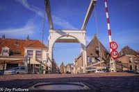 Verken de charme van Hanzestad Hasselt: historische panden, schilderachtige grachten en een vleugje nostalgie langs het water. Laat je inspireren!