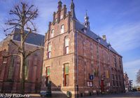 Verken de charme van Hanzestad Hasselt: historische panden, schilderachtige grachten en een vleugje nostalgie langs het water. Laat je inspireren!