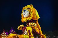 Praalwagens versierd met dahlia&#039;s tijdens het Bloemencorso Lichtenvoorde 2024, een prachtig schouwspel van creativiteit en bloemenpracht.