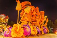 Praalwagens versierd met dahlia&#039;s tijdens het Bloemencorso Lichtenvoorde 2024, een prachtig schouwspel van creativiteit en bloemenpracht.