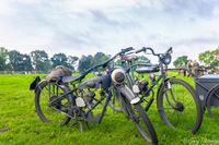 &quot;Gedenkwaardige momenten van eerbetoon en herdenking tijdens The Island 44-45 evenement in Doornenburg, ter ere van de geschiedenis en helden van het verleden.&quot;