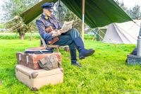 &quot;Gedenkwaardige momenten van eerbetoon en herdenking tijdens The Island 44-45 evenement in Doornenburg, ter ere van de geschiedenis en helden van het verleden.&quot;