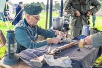 &quot;Gedenkwaardige momenten van eerbetoon en herdenking tijdens The Island 44-45 evenement in Doornenburg, ter ere van de geschiedenis en helden van het verleden.&quot;