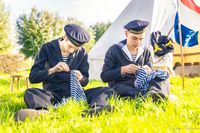 &quot;Gedenkwaardige momenten van eerbetoon en herdenking tijdens The Island 44-45 evenement in Doornenburg, ter ere van de geschiedenis en helden van het verleden.&quot;