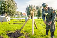 &quot;Gedenkwaardige momenten van eerbetoon en herdenking tijdens The Island 44-45 evenement in Doornenburg, ter ere van de geschiedenis en helden van het verleden.&quot;