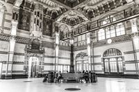 Centraal Station Groningen in betoverend zwart-wit. Imposante architectuur, spel van licht en schaduw, tijdloze elegantie. #groningen #zwartwit #fotografie