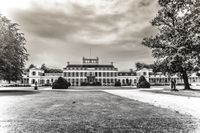 Paleis Soestdijk in Baarn, een prachtig historisch gebouw met een elegante architectuur, omgeven door weelderige tuinen en natuur.