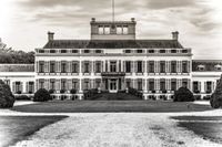 Paleis Soestdijk in Baarn, een prachtig historisch gebouw met een elegante architectuur, omgeven door weelderige tuinen en natuur.