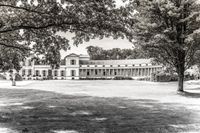 Paleis Soestdijk in Baarn, een prachtig historisch gebouw met een elegante architectuur, omgeven door weelderige tuinen en natuur.