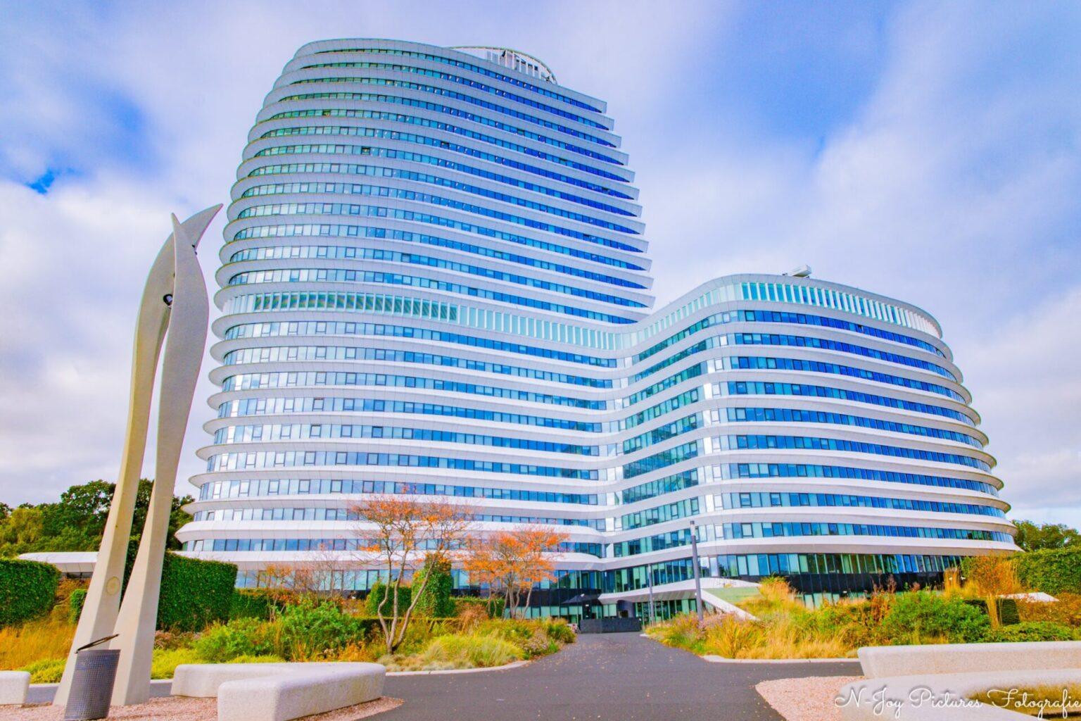 Het DUO-gebouw op de Kempkensberg in Groningen, met zijn systematische lijnen en hoogte van 92 meter, is een arcKempkensberg in beeld: Architectuurfotografie op z'n best. Ervaar de kracht van architectuur door mijn lens. Interesse? Klik hier voor info!