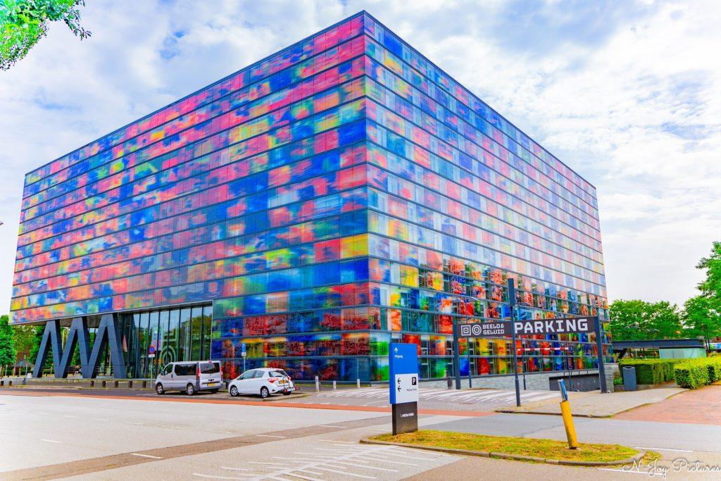 Het Museum voor Beeld en Geluid in Hilversum, een interactief mediamuseum met een unieke glasgevel, waar bezoekers de magie van media ontdekken!