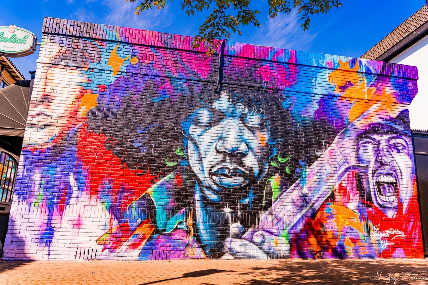 Ontdek 5 Betoverende Plekken met Street Art in Enschede: De Creatieve Hartslag van de Stad! 1 Jimi Hendrix Enschede: Rocklegende in street art! Bekijk mijn foto's van dit unieke kunstwerk bij Cafe Rocks. Neem contact op voor uw project!