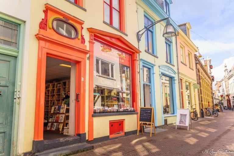 Kleurrijke winkels in Hanzestad Deventer: Ontdek de charme van historische straten en unieke boetiekjes.