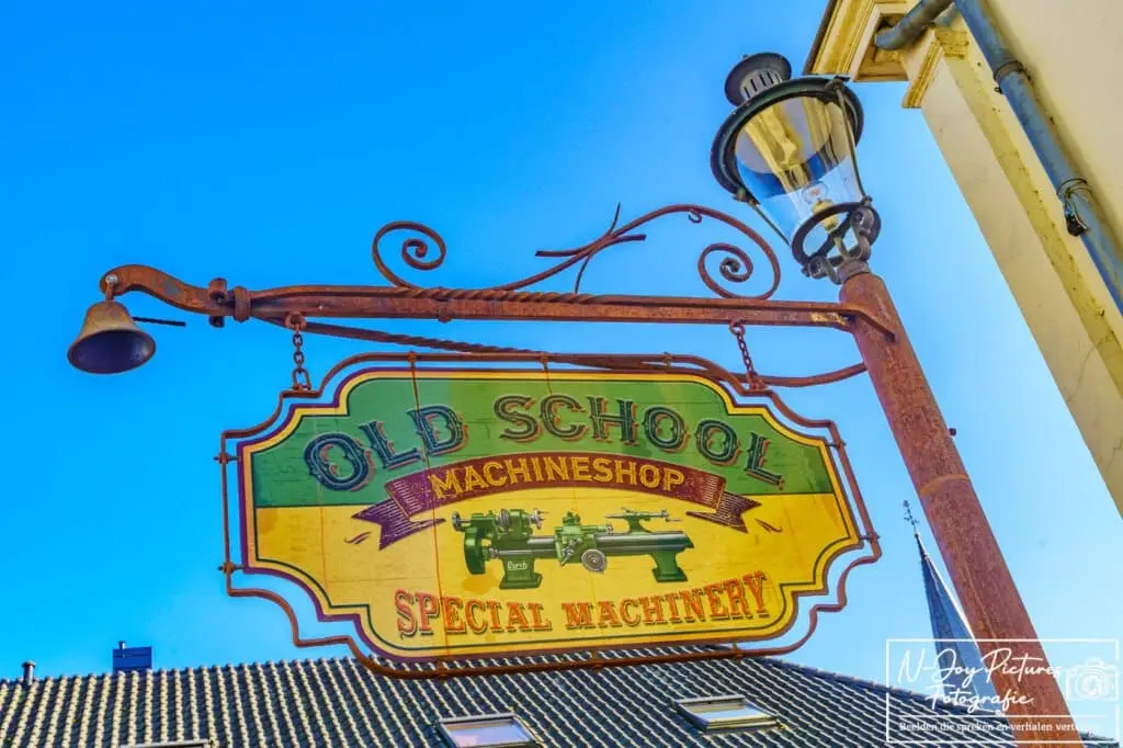 Vintage werkplaatsbord in Bredevoort Boekenstad, sfeervol detail uit de Achterhoek.