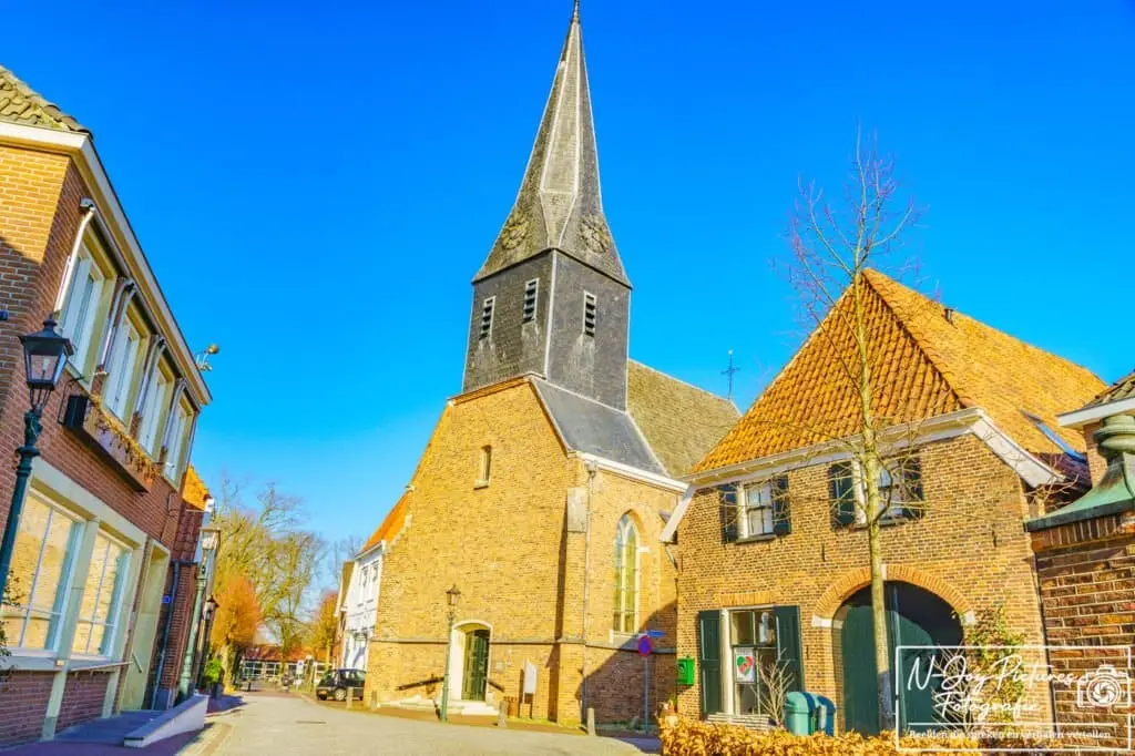 Monumentale Sint Joriskerk in Bredevoort Boekenstad sfeervol vastgelegd door N-Joy Pictures.