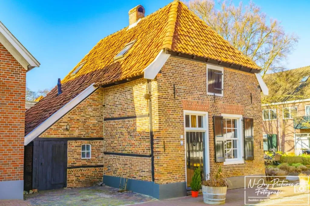 Pittoresk historisch huis in Bredevoort Boekenstad, charmante straatfotografie uit de Achterhoek.