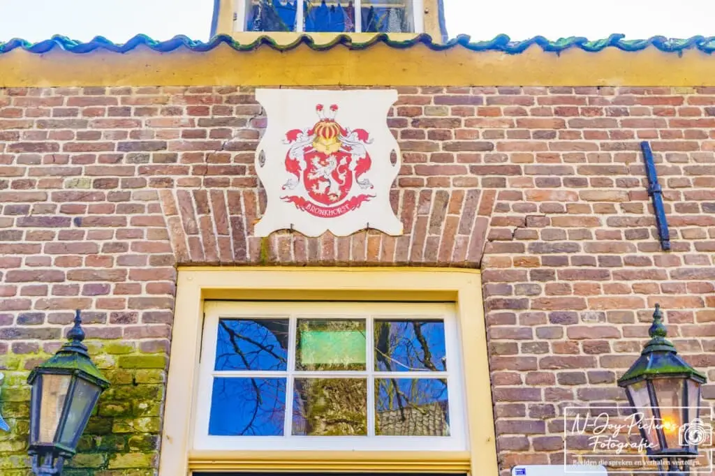 Bronkhorst: Klein maar fijn! 9 Tijdloze historie op een gevel in Bronkhorst. Laat jouw verhaal vastleggen op deze unieke plek. Neem nu contact op met de fotograaf!