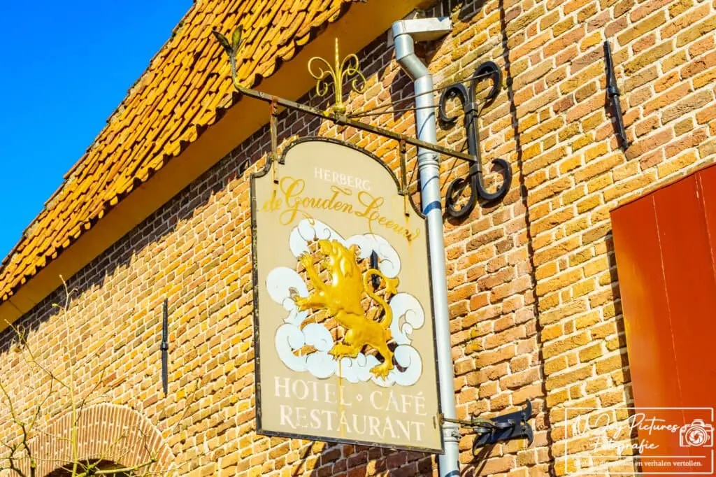 Bronkhorst: Klein maar fijn! 11 Het wapenschild van De Gouden Leeuw in Bronkhorst. Welke verhalen gaan hierachter schuil? Ontdek meer en boek je shoot op de site!