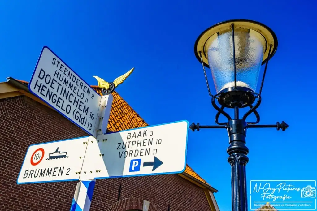 Bronkhorst: Klein maar fijn! 4 Authentieke plaatsnaamborden in het hart van Bronkhorst. Proef de geschiedenis van de Achterhoek. Bekijk mijn portfolio en neem contact op!