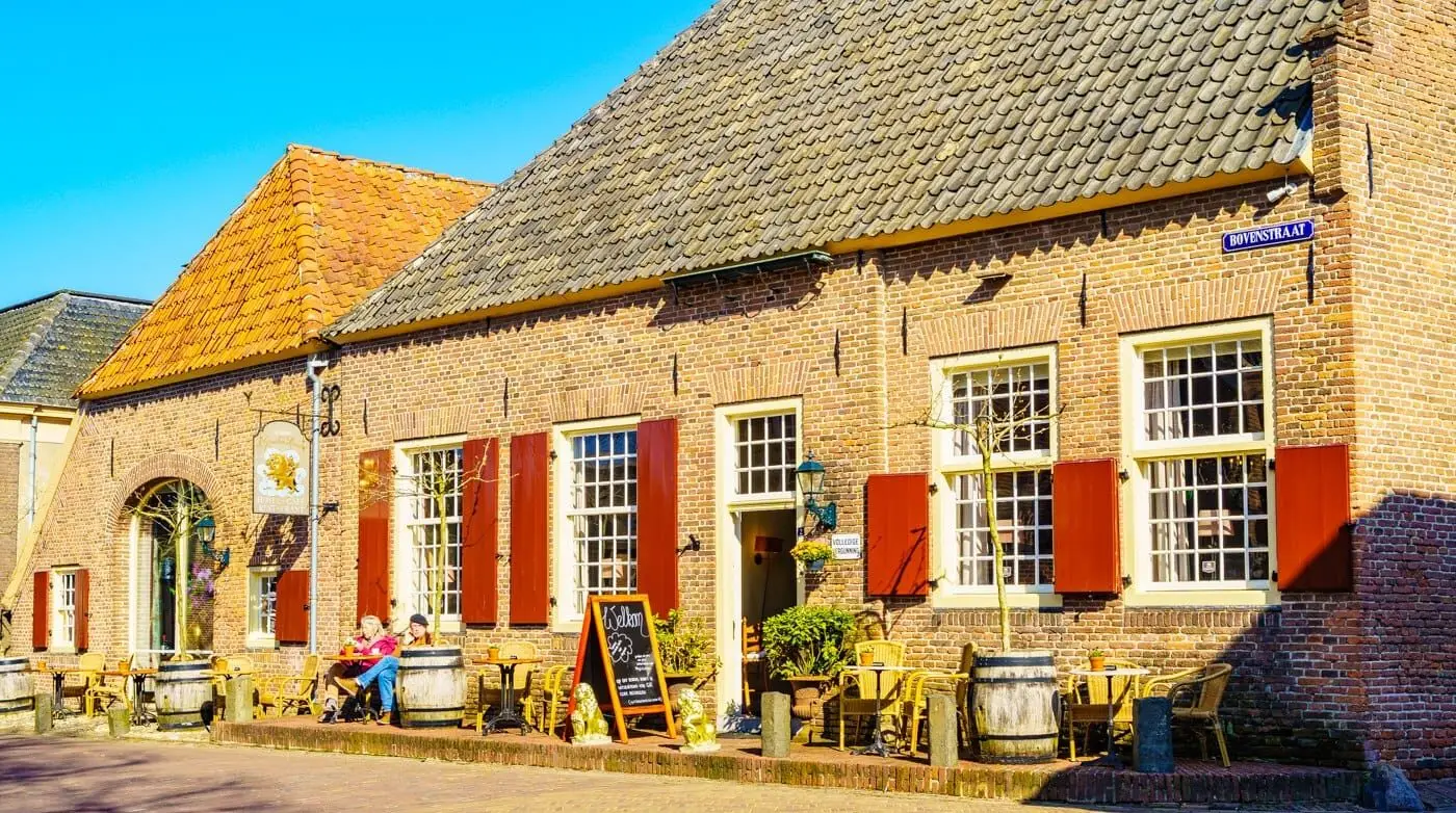 Bronkhorst: Klein maar fijn! 1 Geniet van de historie op het terras van de Gouden Leeuw in Bronkhorst. Jouw moment hier vastgelegd? Klik door voor de mogelijkheden!