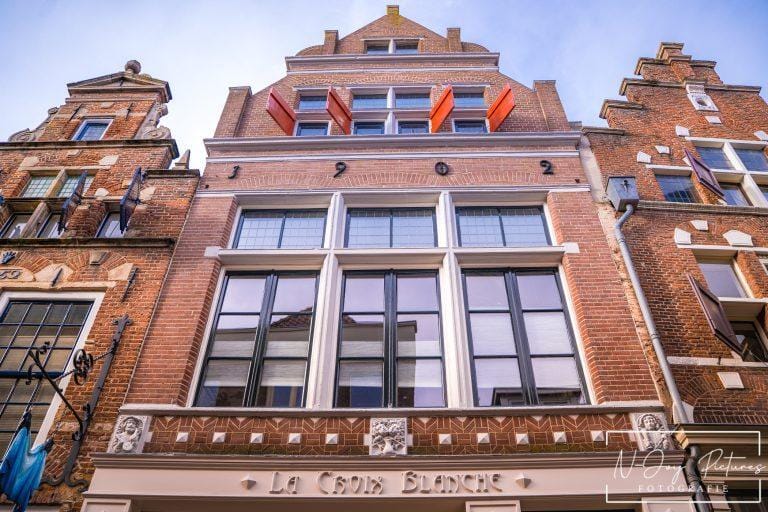 Historische gevels van Hanzestad Deventer: Prachtige architectuur die de rijke geschiedenis van deze middeleeuwse stad weerspiegelt.