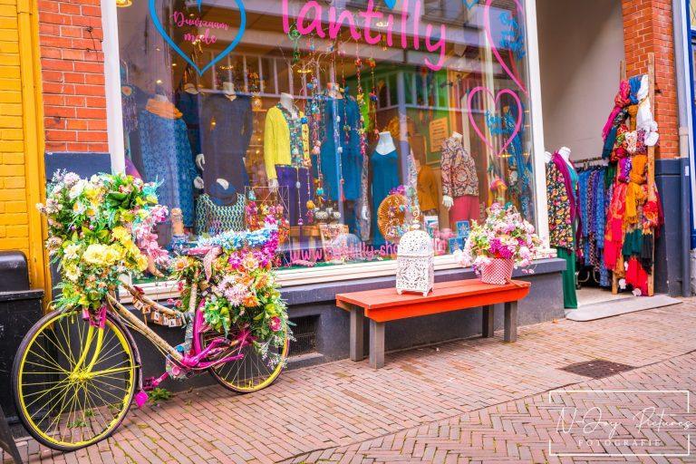 Kleurrijke winkels in Hanzestad Deventer: Ontdek de charme van historische straten en unieke boetiekjes.