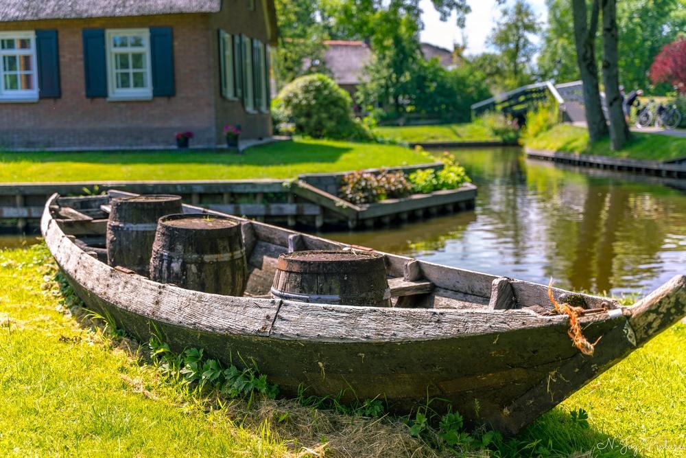 Giethoorn: Het Venetië van Nederland 6 Giethoorn: Venetië van NL Verken de grachten, bruggetjes en rietgedekte huisjes in dit unieke Nederlandse dorp.