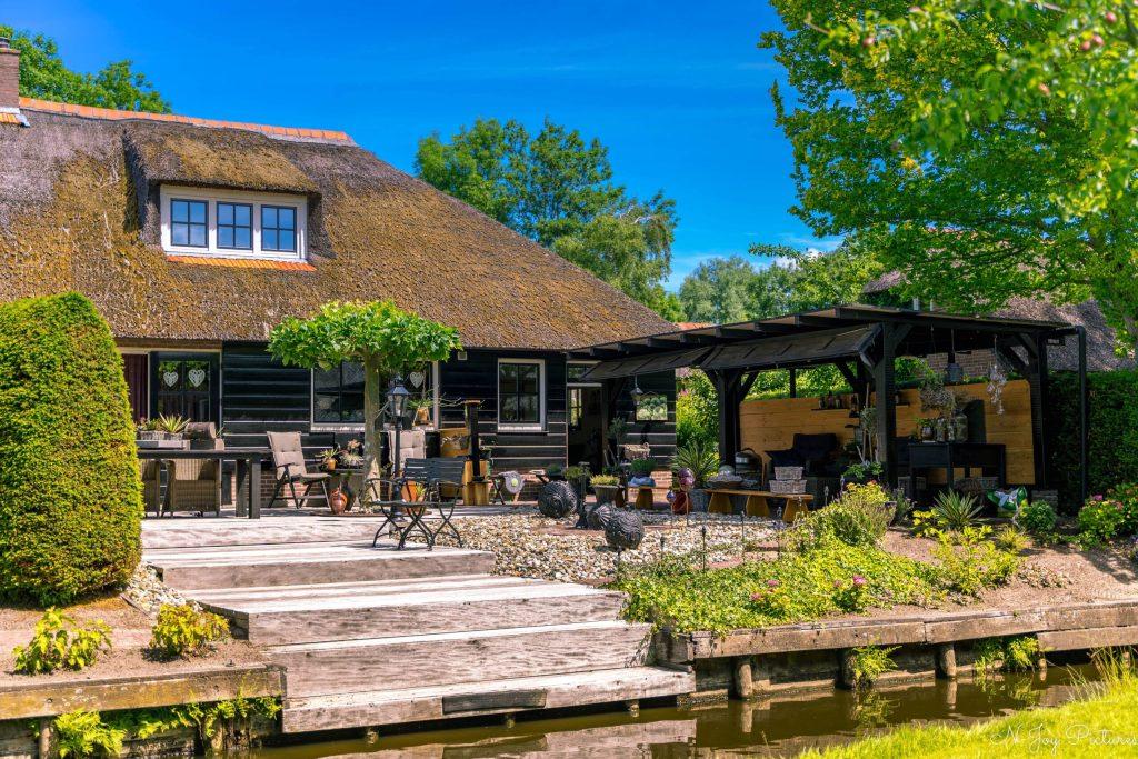 Giethoorn: Het Venetië van Nederland 5 Giethoorn: Venetië van NL Verken de grachten, bruggetjes en rietgedekte huisjes in dit unieke Nederlandse dorp.