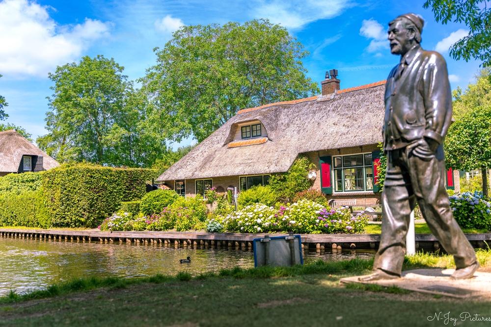 Giethoorn: Het Venetië van Nederland 8 Giethoorn: Venetië van NL Verken de grachten, bruggetjes en rietgedekte huisjes in dit unieke Nederlandse dorp.