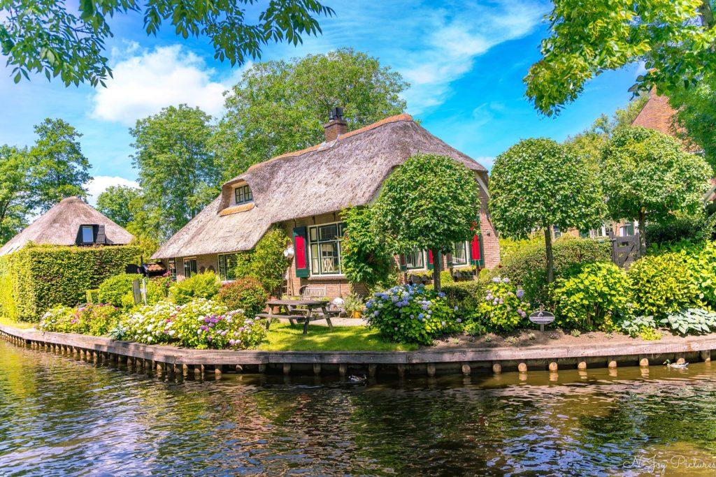 Giethoorn: Het Venetië van Nederland 2 Giethoorn: Venetië van NL Verken de grachten, bruggetjes en rietgedekte huisjes in dit unieke Nederlandse dorp.