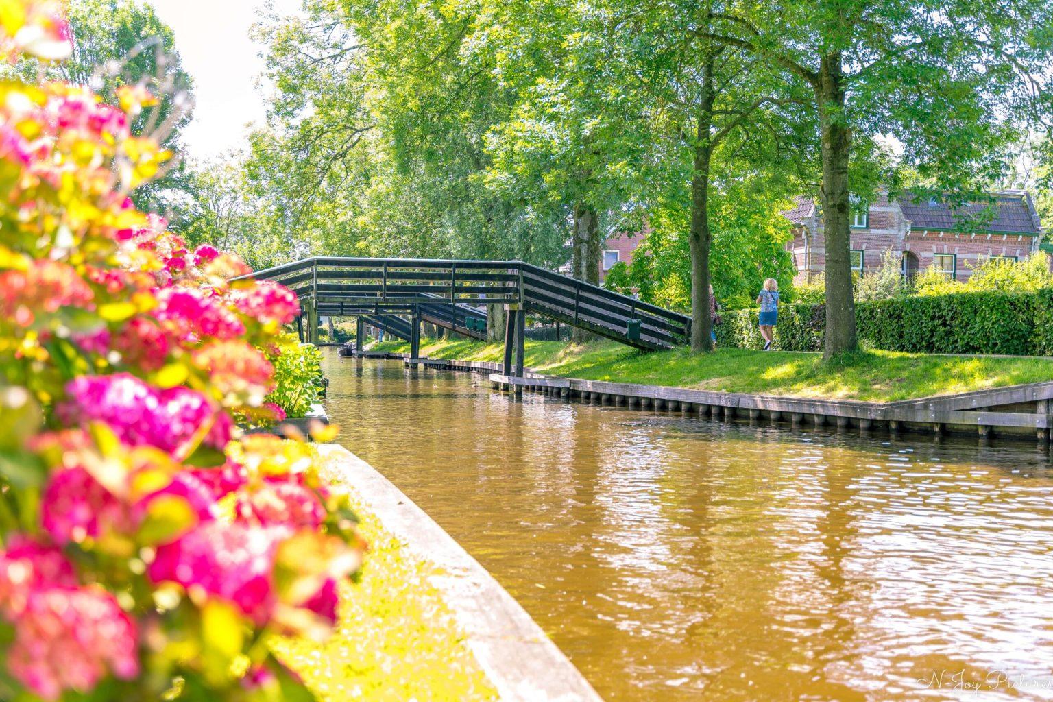 Giethoorn: Het Venetië van Nederland 4 Giethoorn: Venetië van NL Verken de grachten, bruggetjes en rietgedekte huisjes in dit unieke Nederlandse dorp.