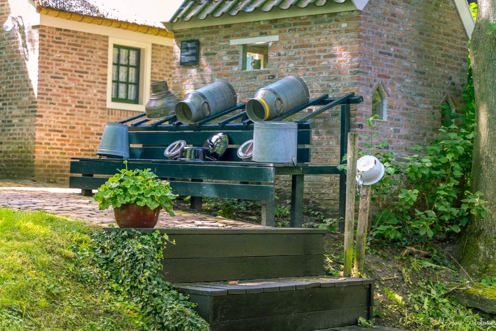 Giethoorn: Het Venetië van Nederland 3 Giethoorn: Venetië van NL Verken de grachten, bruggetjes en rietgedekte huisjes in dit unieke Nederlandse dorp.