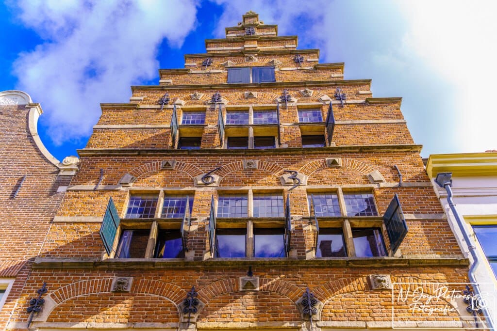 Hanzestad Deventer 4 Historische gevels van Hanzestad Deventer: Prachtige architectuur die de rijke geschiedenis van deze middeleeuwse stad weerspiegelt.