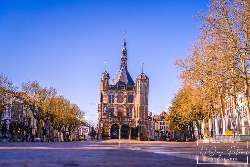 De Waag in Deventer: het oudste waaggebouw van Nederland, met zijn indrukwekkende laatgotische architectuur en rijke geschiedenis.