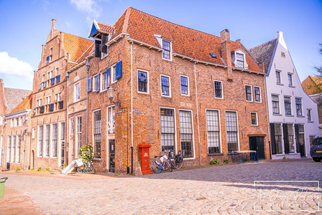 Historische gevels van Hanzestad Deventer: Prachtige architectuur die de rijke geschiedenis van deze middeleeuwse stad weerspiegelt.