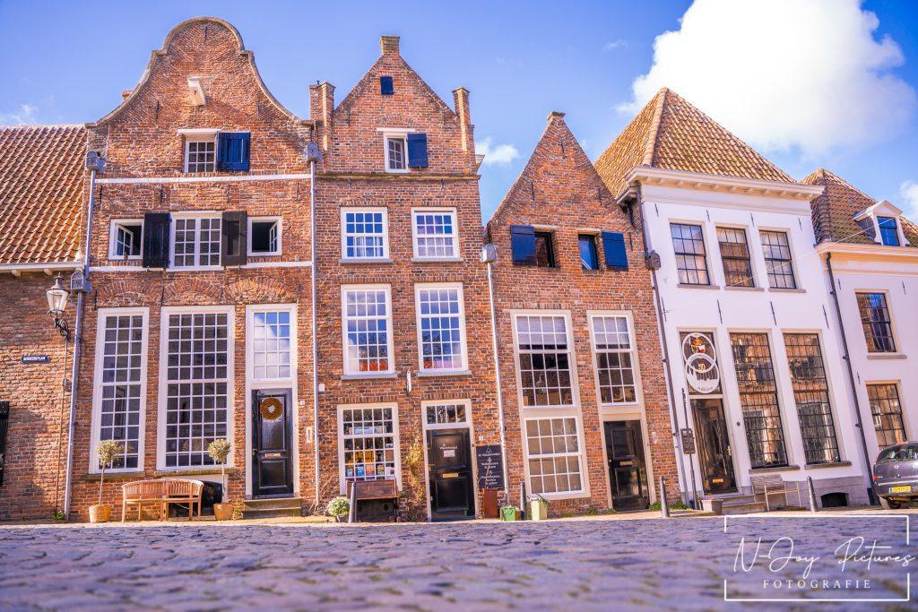 Historische gevels van Hanzestad Deventer: Prachtige architectuur die de rijke geschiedenis van deze middeleeuwse stad weerspiegelt.