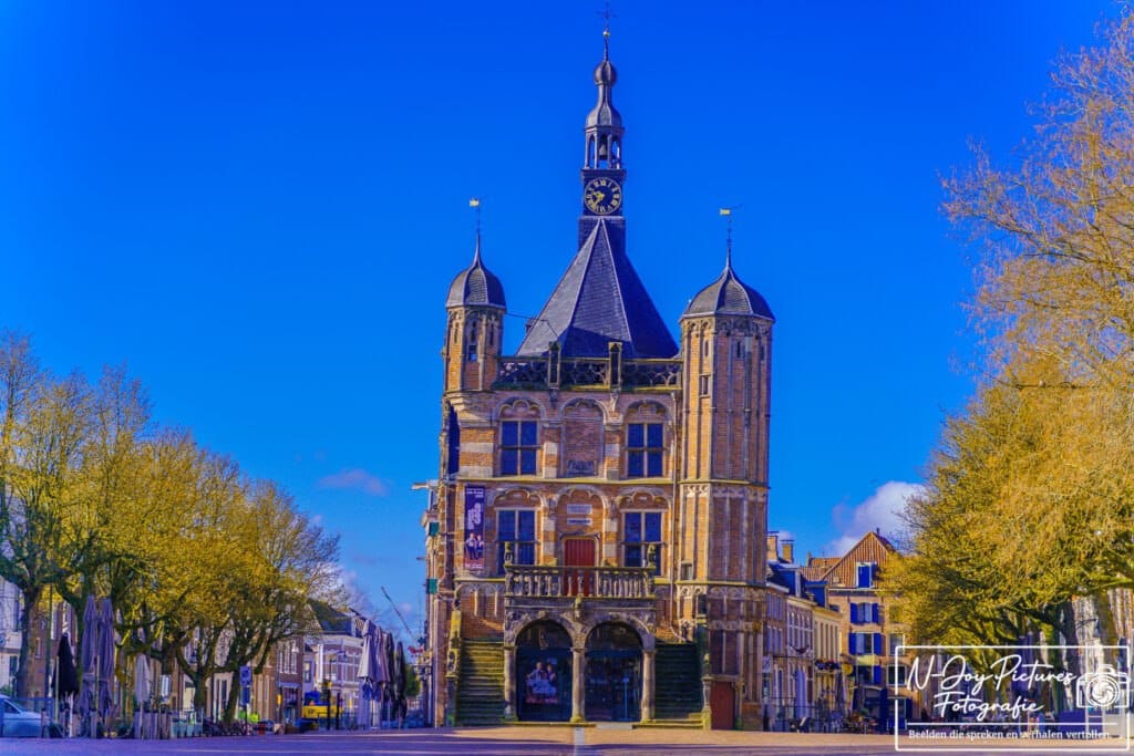 De Waag in Deventer: het oudste waaggebouw van Nederland, met zijn indrukwekkende laatgotische architectuur en rijke geschiedenis.