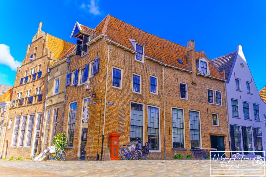 Hanzestad Deventer 5 Historische gevels van Hanzestad Deventer: Prachtige architectuur die de rijke geschiedenis van deze middeleeuwse stad weerspiegelt.